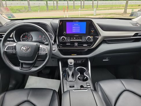 Used 2023 Toyota Highlander XLE image 18