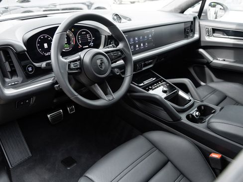 Certified 2026 Porsche Cayenne Turbo AWD/4WD image 4