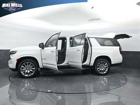 Used 2022 Chevrolet Suburban LT RWD image 28