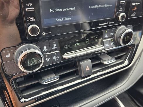 Used 2022 Toyota Highlander XLE FWD image 21