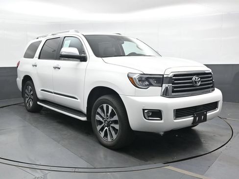 Used 2018 Toyota Sequoia Limited w/ Safety & Convenience Package AWD/4WD image 4