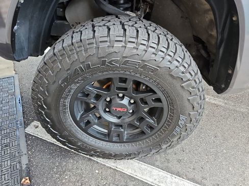 Used 2020 Toyota Tacoma TRD Sport w/ TRD Premium Sport Package AWD/4WD image 33