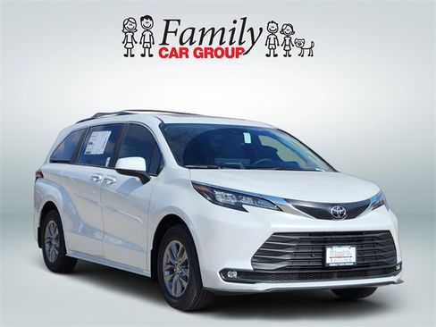 New 2026 Toyota Sienna XLE image 2