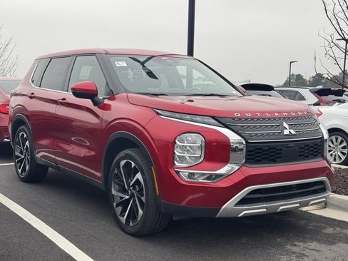 Used 2023 Mitsubishi Outlander SE image 1