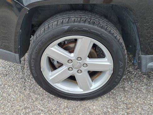 Used 2014 Jeep Compass Latitude FWD image 11
