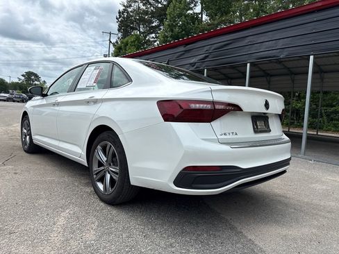 Used 2023 Volkswagen Jetta SE w/ Panoramic Sunroof Package FWD image 5