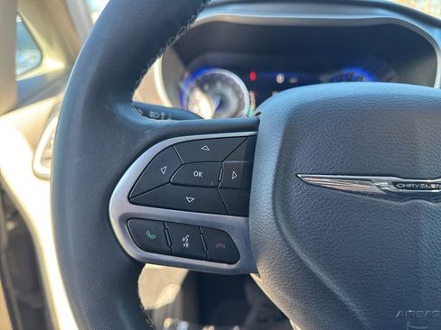 Used 2022 Chrysler Pacifica Touring-L image 43