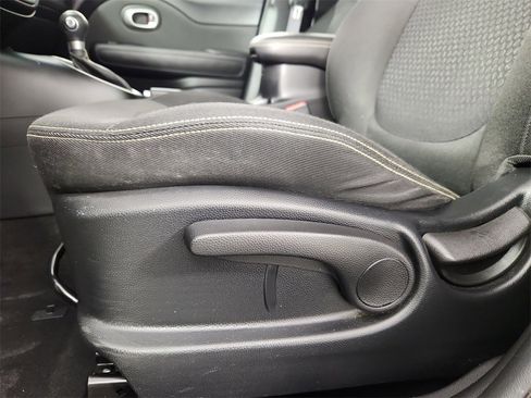Used 2014 Kia Soul + image 11