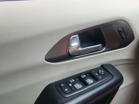 Used 2017 Chrysler Pacifica Limited w/ UConnect Theater Package FWD image 13