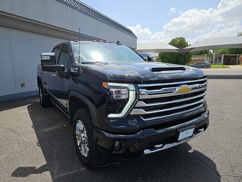 Used 2024 Chevrolet Silverado 2500 High Country w/ Technology Package AWD/4WD image 5