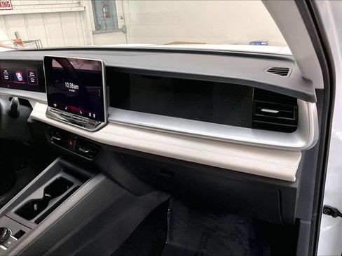 Certified 2025 Volkswagen Tiguan SE image 18