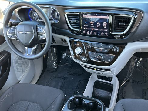 Used 2018 Chrysler Pacifica Touring Plus image 14