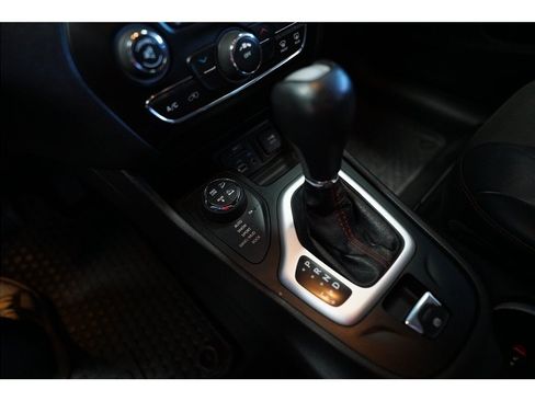 Used 2015 Jeep Cherokee Trailhawk AWD/4WD image 21