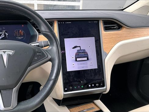 Used 2018 Tesla Model X 75D image 6