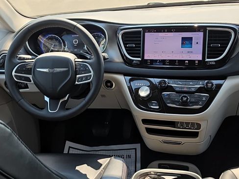 Certified 2023 Chrysler Pacifica Touring-L FWD image 24