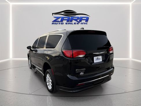Used 2020 Chrysler Pacifica Touring-L FWD image 4