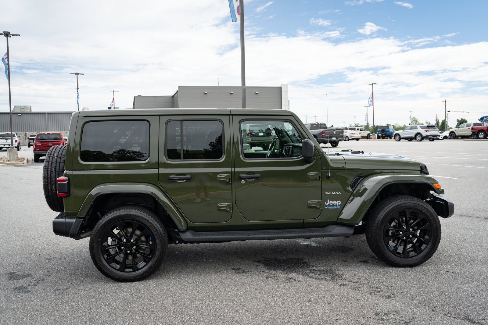 Used 2022 Jeep Wrangler Unlimited Sahara w/ Cold Weather Group AWD/4WD image 11