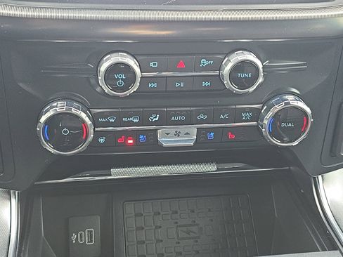 Used 2025 Ford F150 Platinum w/ FX4 Off-Road Package image 23