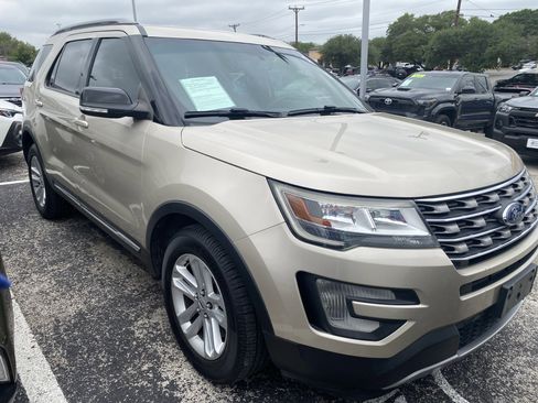 Used 2017 Ford Explorer XLT w/ Equipment Group 201A FWD image 2