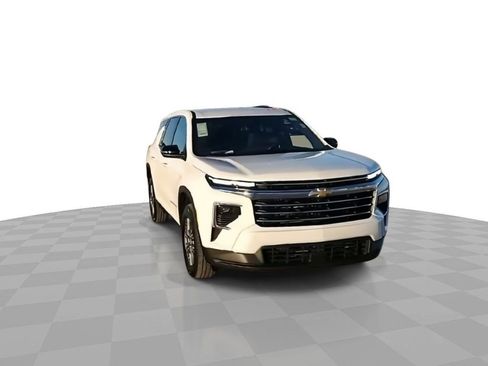 Used 2025 Chevrolet Traverse LT image 2
