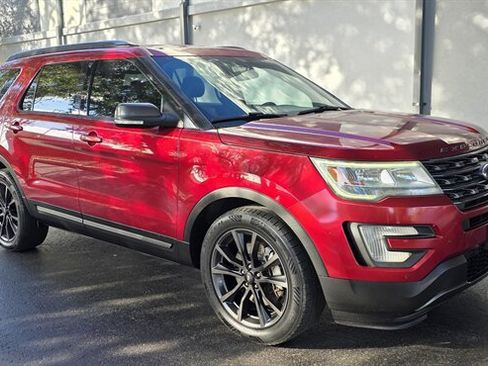 Used 2017 Ford Explorer XLT w/ Equipment Group 202A image 2