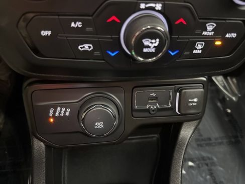 Used 2023 Jeep Renegade Latitude w/ Sun/Sound Group AWD/4WD image 32