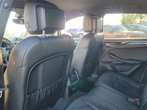 Used 2018 Porsche Macan Base image 14
