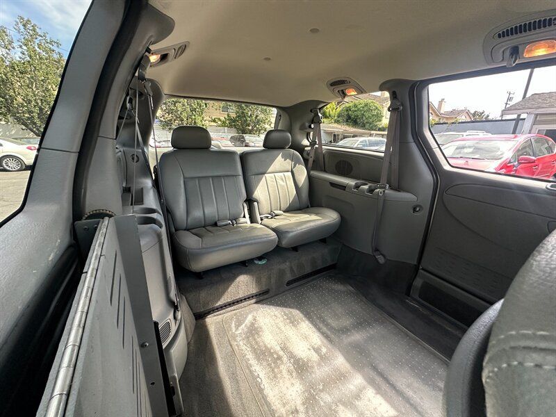 Used 2004 Dodge Grand Caravan SXT w/ Premium Group FWD image 18