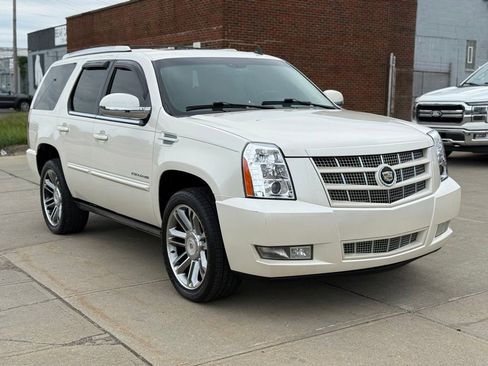 Used 2012 Cadillac Escalade Premium AWD/4WD image 4