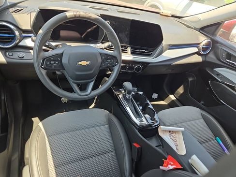 Used 2025 Chevrolet Trax LT FWD image 6