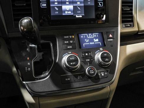 Used 2017 Toyota Sienna XLE Premium image 28