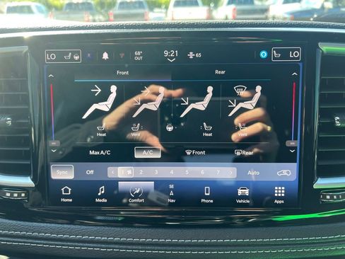 Used 2024 Chrysler Pacifica Limited w/ S Appearance Package image 25