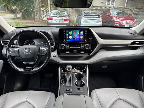 Used 2021 Toyota Highlander XLE AWD/4WD image 19
