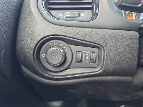 Used 2018 Jeep Renegade Altitude FWD image 24