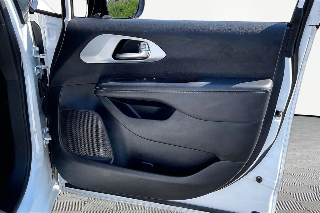Used 2024 Chrysler Pacifica Limited FWD image 31