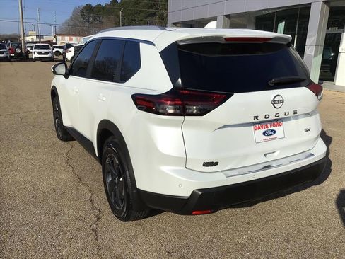 Used 2024 Nissan Rogue SV w/ SV Premium Package image 14