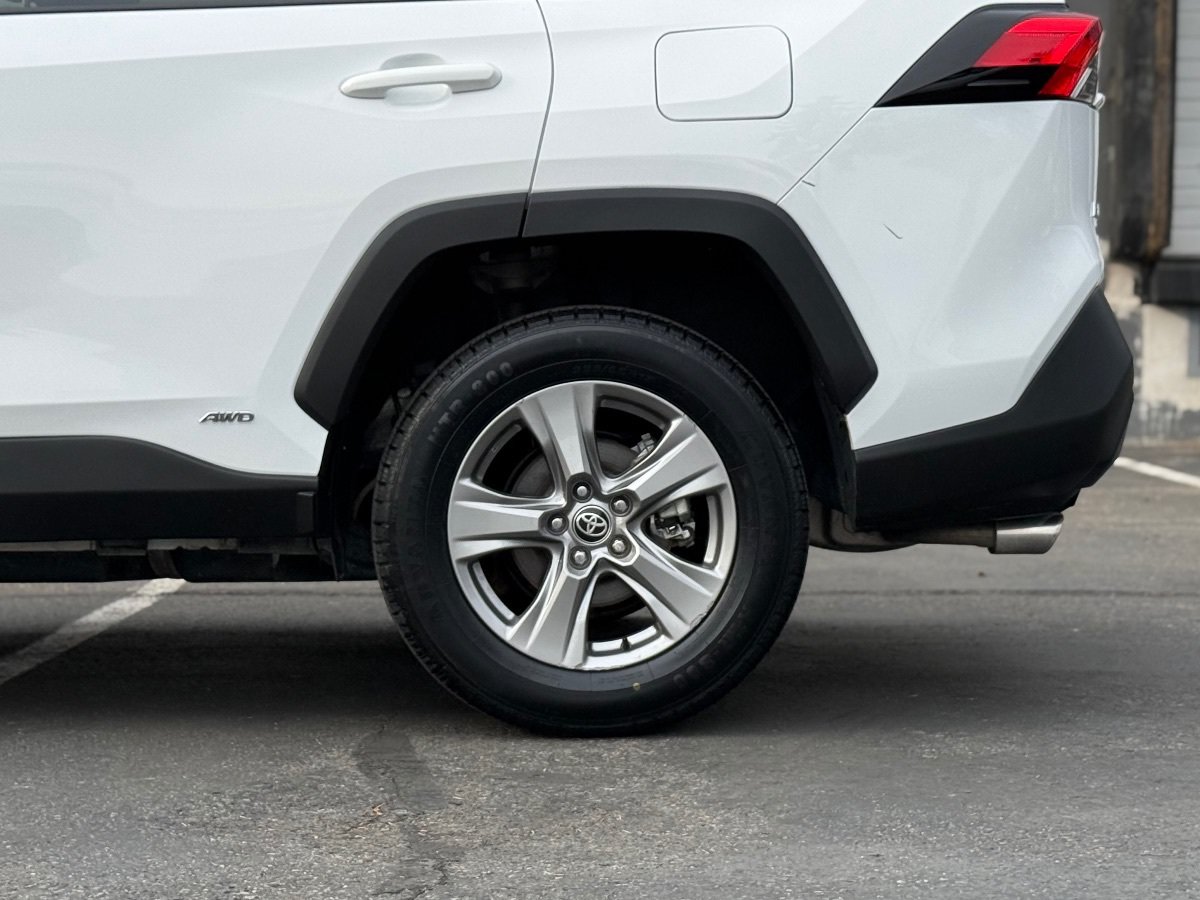 Used 2024 Toyota RAV4 XLE AWD/4WD image 11