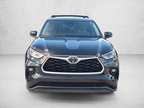 Used 2021 Toyota Highlander LE FWD image 2