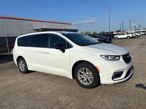 Used 2024 Chrysler Pacifica Touring-L FWD image 4