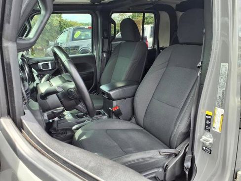 Used 2021 Jeep Gladiator Sport image 3
