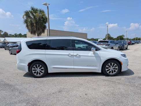 Used 2024 Chrysler Pacifica Pinnacle FWD image 3