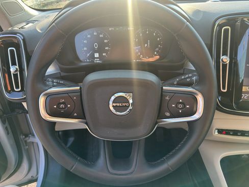 Used 2022 Volvo XC40 T5 Momentum AWD/4WD image 16