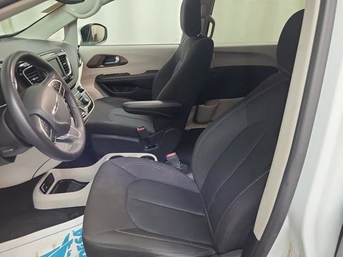 Used 2023 Chrysler Voyager LX image 7