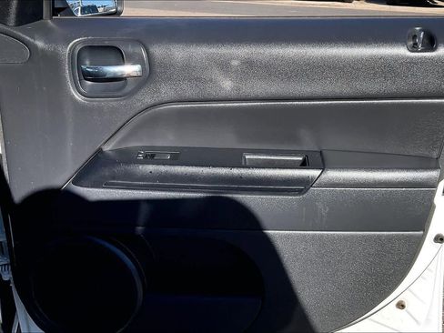 Used 2012 Jeep Patriot Latitude w/ Altitude Pkg image 21