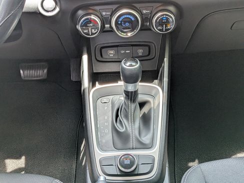 Used 2024 Hyundai Venue SEL FWD image 17