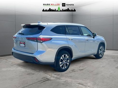 Used 2023 Toyota Highlander XLE AWD/4WD image 5