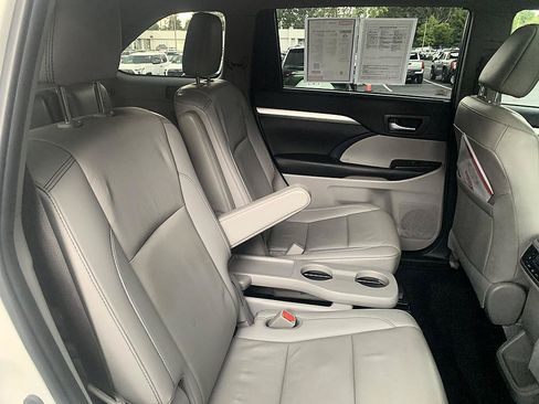 Used 2019 Toyota Highlander XLE FWD image 25