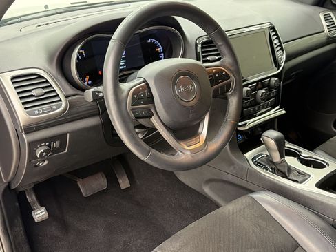 Used 2019 Jeep Grand Cherokee Altitude AWD/4WD image 4