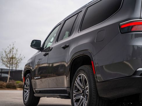 Used 2024 Jeep Wagoneer L Series II image 9