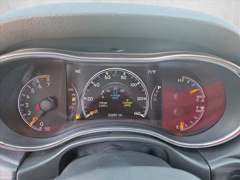 Used 2022 Jeep Grand Cherokee Laredo E image 18